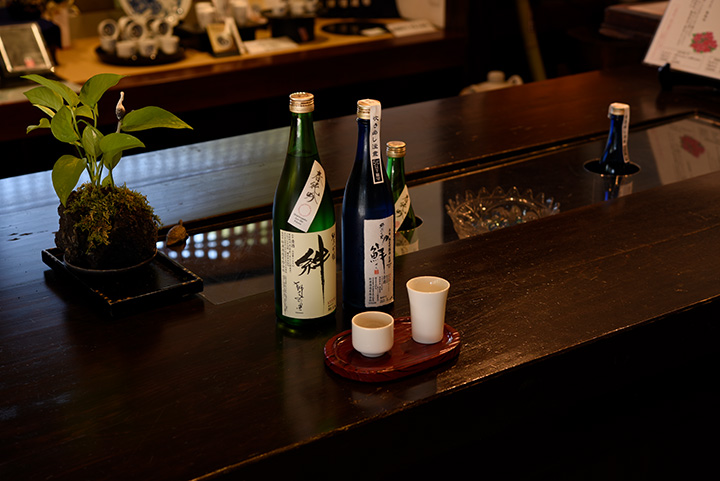 從左起，獅子之裡系列的「純米吟釀絆」720ml JPY1900和氣泡型「千」500ml JPY1950