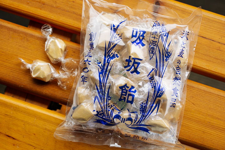 “須坂糖”。 咬下去後，它融化了，散發出簡單的甜味。