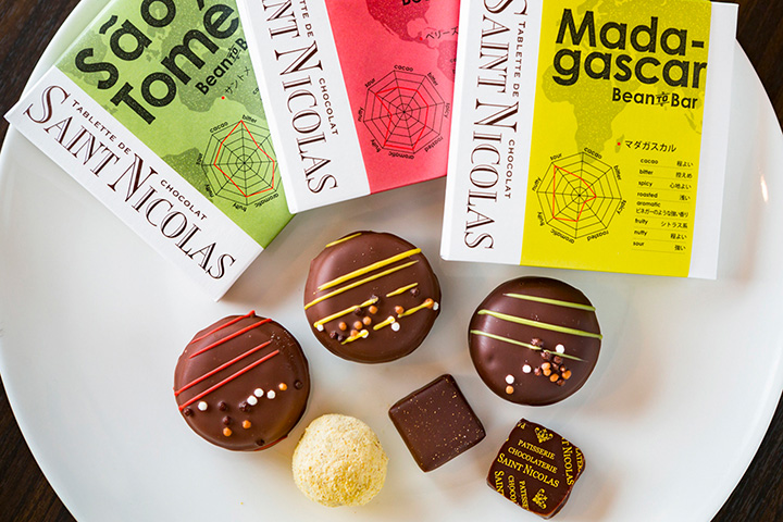 從上面開始，「平板電腦（巧克力棒）」800日圓~、「尼科隆」各240日圓、「巧克力糖果」各200日圓（均未稅）