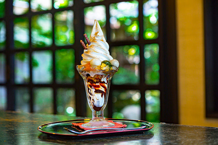 「Makanai Parfait」670日圓（不含稅）。 香草霜淇淋可以改成抹茶、混合（抹茶與香草混合）或加賀棒茶