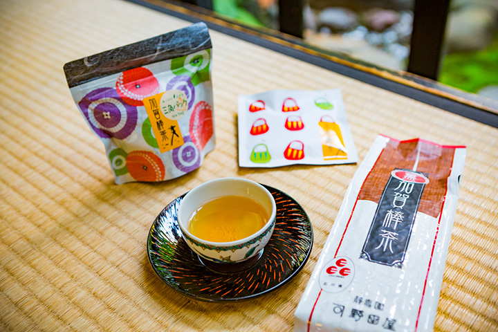 「加賀棒茶」各式各樣。 從左到右：「茶包」（10個）JPY500、「Chokoto包」（10克）JPY115、「香織」（100克）JPY525（皆不含稅）