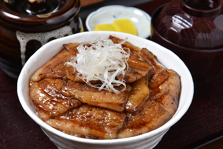 使用「神駒豬肉」製作的「特製豬肉蓋飯（玫瑰）」930日圓