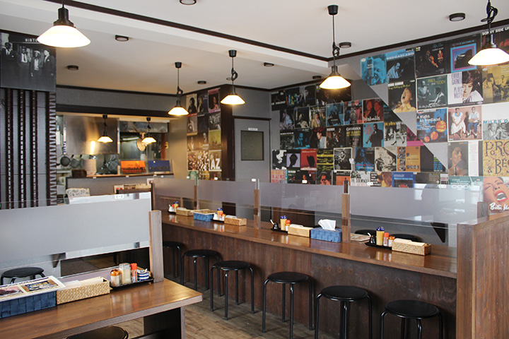 店內的爵士樂給人一種別緻的印象。