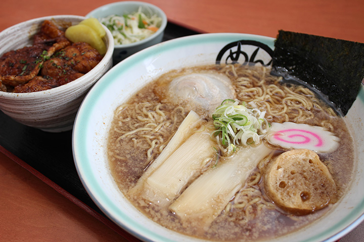 人氣「迷你豬肉丼和拉麵套餐」980日圓