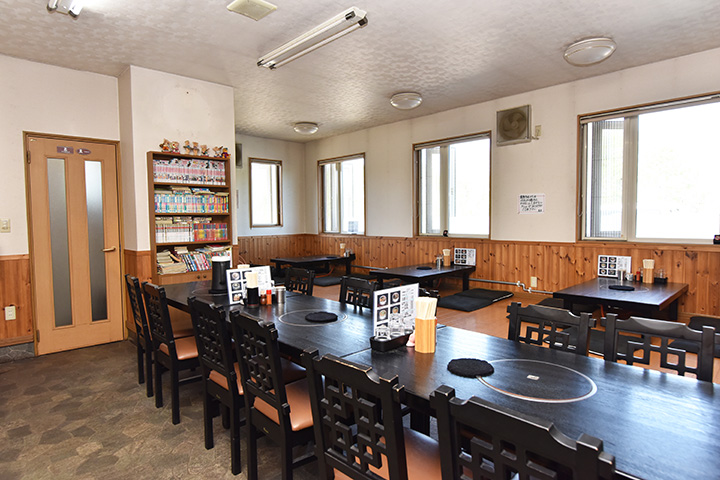 店內有桌子座位和榻榻米座位