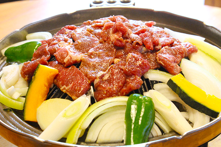 「國王朗姆酒」與色彩繽紛的蔬菜一起烤，售價 700 日元，「國王羊肉」售價 600 日元。 各 1 人