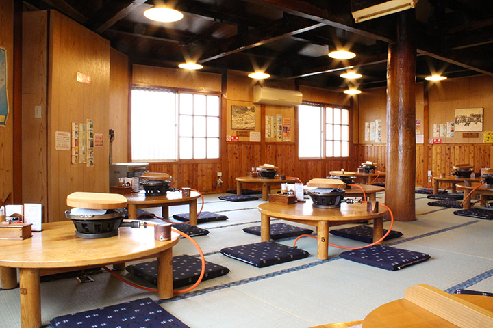 圍坐在圓桌旁，與成吉思汗聊天