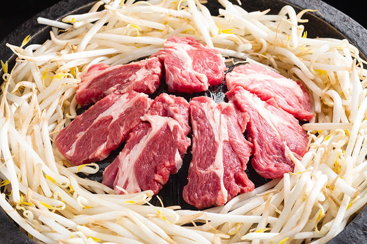 一種以生羊肉為中心，周圍放著豆芽的燒烤風格。 「生羊肩肉」1人份 JPY880 （2019/10/1起）