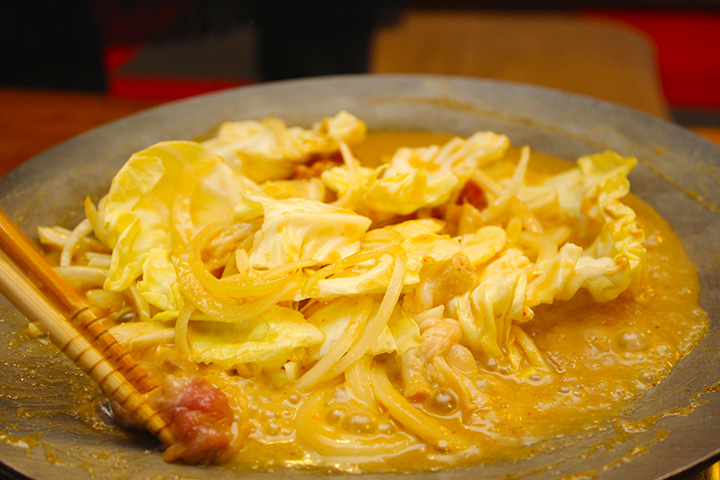 「Holzin」豬肉內臟和羊肉一起燉煮1份540日圓。 點餐從2人份開始