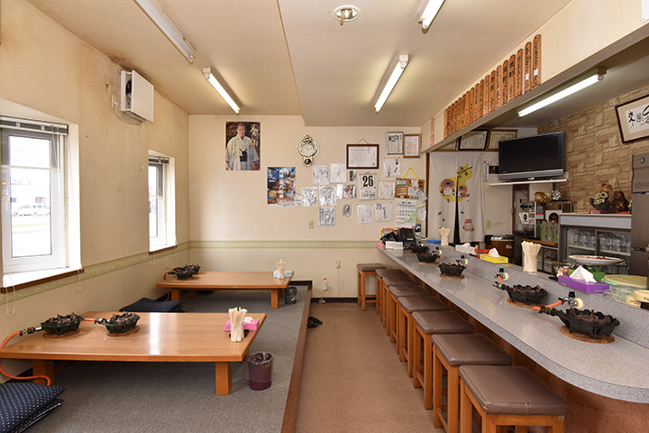 店內只有吧台和小凸起的門