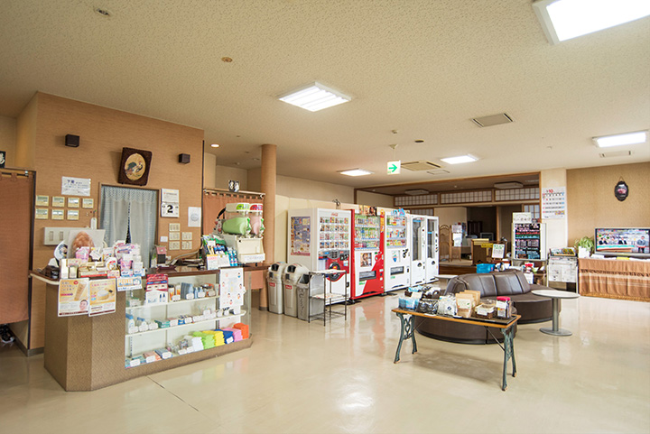 大堂設有紀念品區和按摩區。