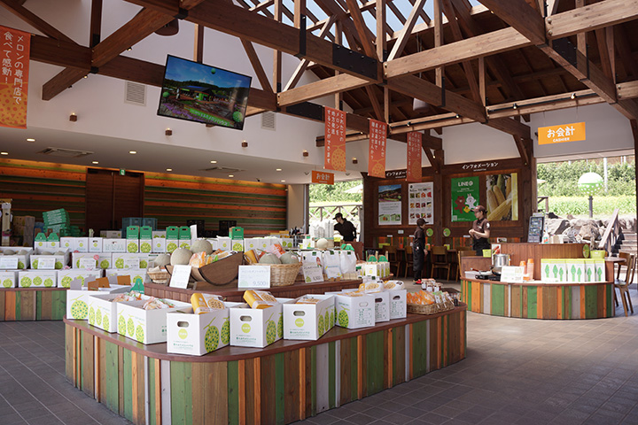 在店裡，他們還會細心地建議如何挑選哈密瓜，吃得美味。