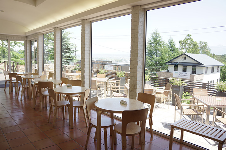 允許攜帶寵物坐在露台座位上，那裡有森林的風吹拂，非常舒適。