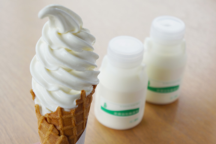 軟雪糕 400日圓、飲用優格 各250日圓（150ml）