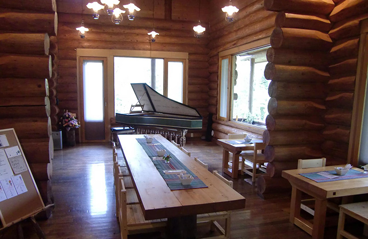 木屋風格的室內裝潢氛圍平靜，可以感受到木頭的溫暖