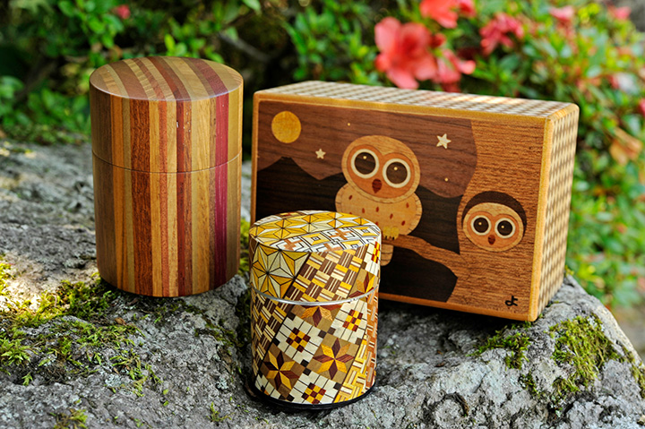 The grocery store where the gift which seems to be Hakone such as "Hakone parquetry" and a cloth attachment is found