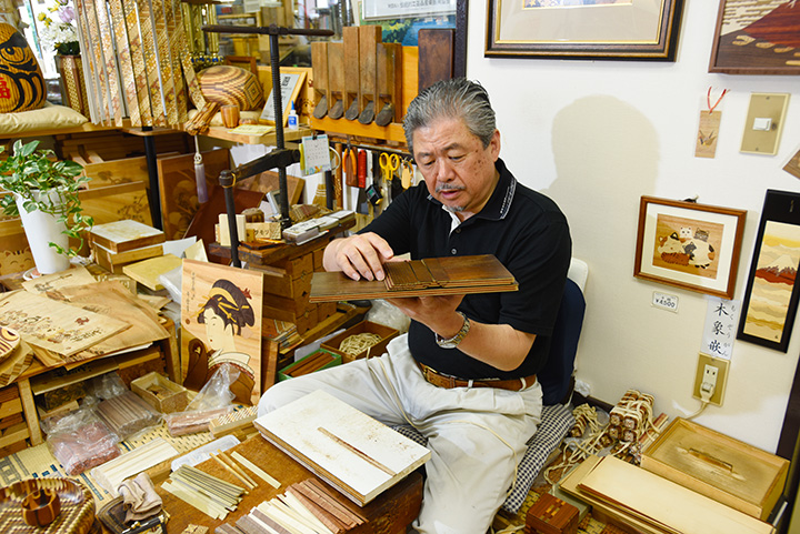 箱根寄木細工」や布小物など、箱根らしいお土産が見つかる雑貨店