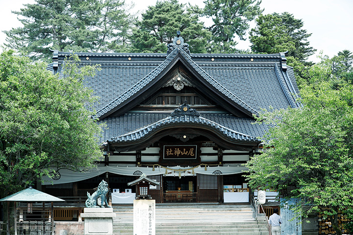 參觀擁有堅固山牆屋頂和瓦片屋頂的禮拜堂。