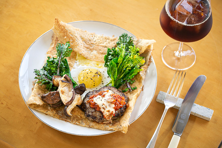 季節限定薄餅 750日圓~、咖啡 500日圓