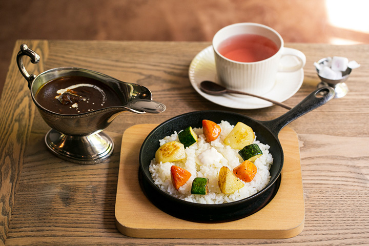 「牛肉燉飯套餐」JPY1620。 搭配「Denmare 熱茶」