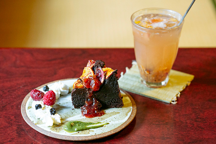 濃郁巧克力蛋糕 450 日元和自製糖漿汁加蘇打水 550 日元