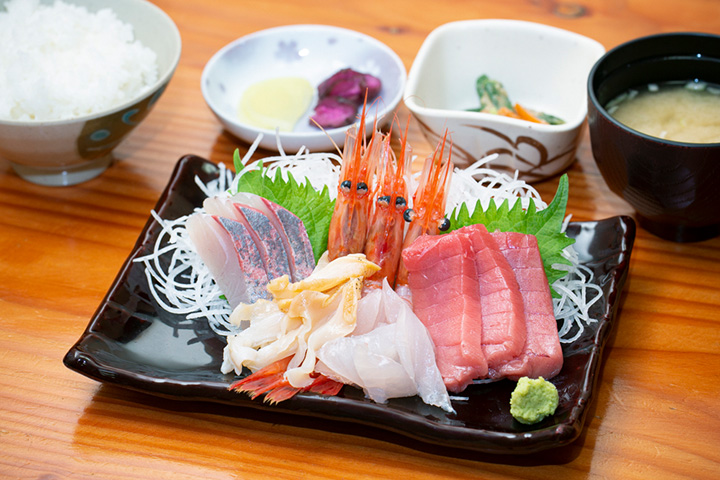 「生魚片定食」（價格因日期而異）。 您可以品嚐當天推薦的生魚片