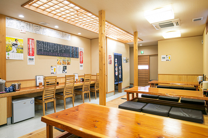 一種以社區為基礎且樸素的氛圍。 黑板上有20多種菜單。