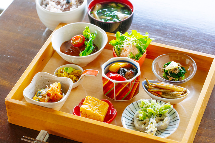 「日式定食」JPY1100。 附有9個以時令蔬菜為主的小碗