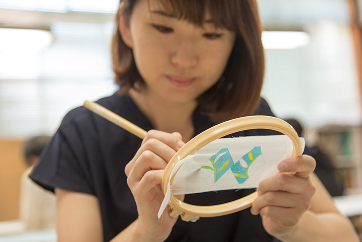 配色方案的設計使其成為世界上的作品。 耳環的上色大約需要 60 分鐘