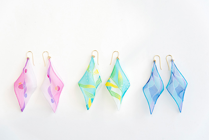 「手繪加賀幽禪耳環」，由絲綢歐根紗製成。 每個JPY7800（不含稅金）