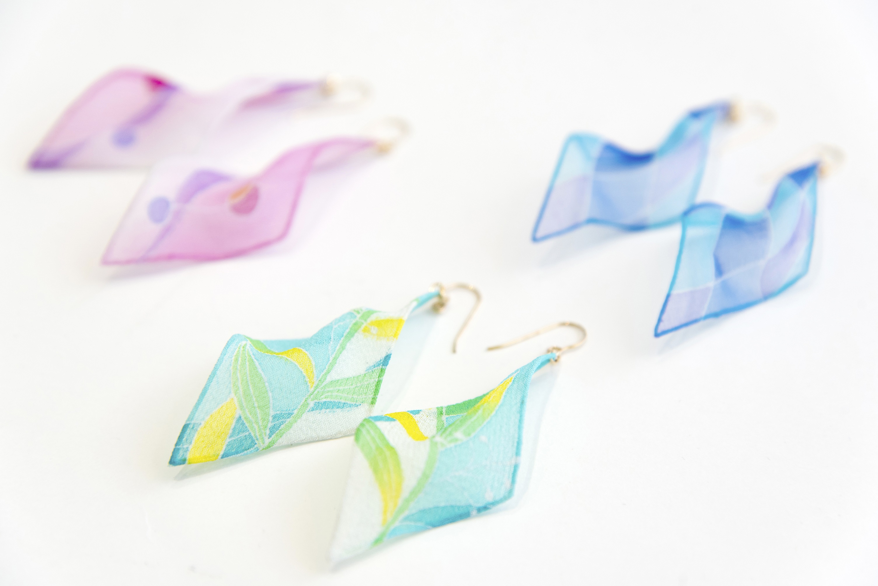 每JPY7800 100%絲綢「手繪加賀幽善耳環」（不含稅）