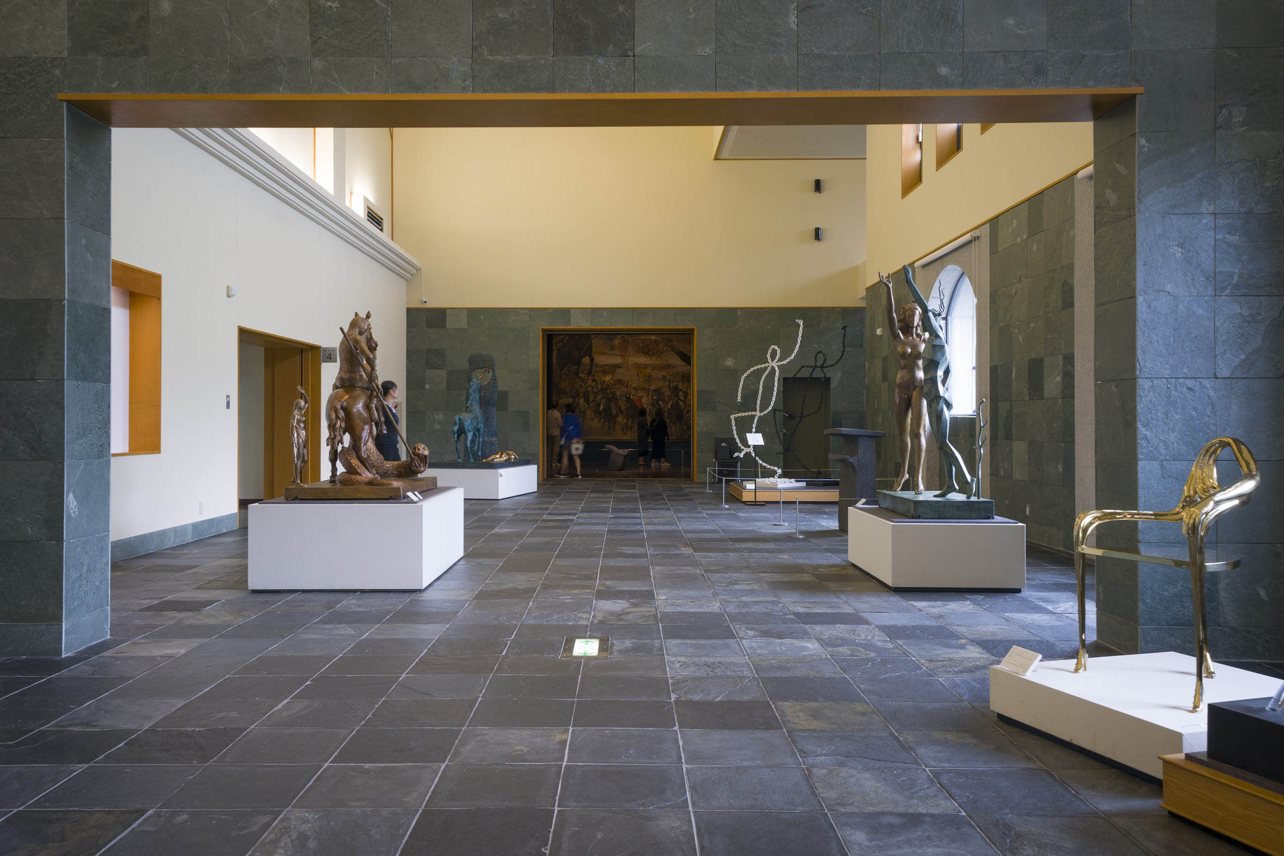 除了達利之外，該藏品還包括保羅·塞尚、雷諾阿、梵谷等人的現代畫作