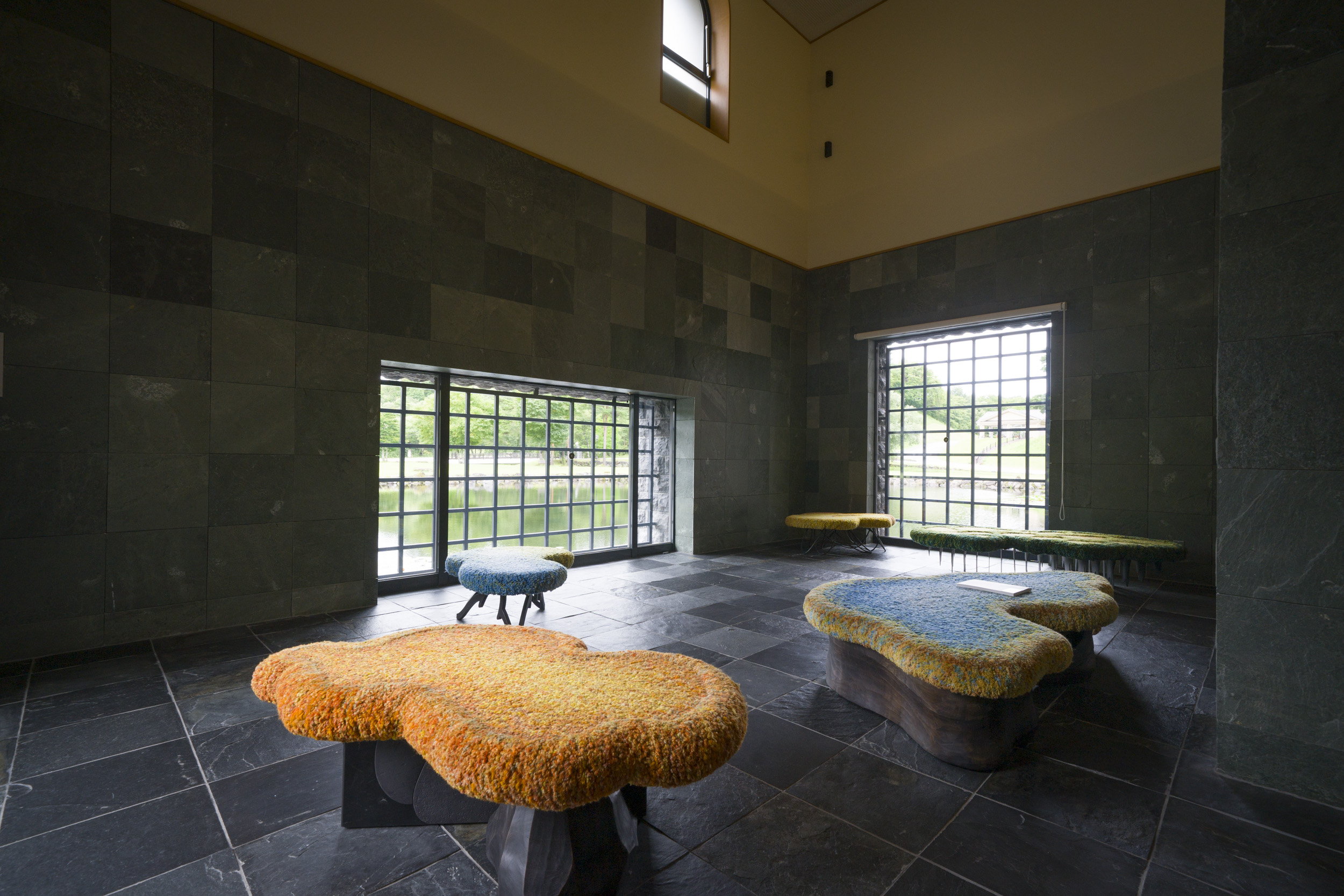 從格子窗看到的綠色植物也很漂亮。 以達利作品為主題的沙發也很舒服