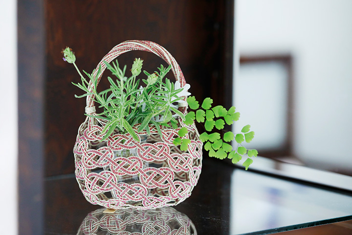 水引花籃JPY7500。 圓形圖案是“淡路結”