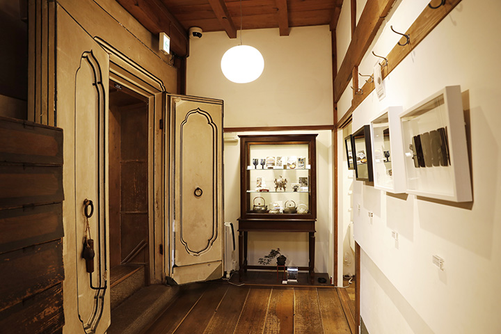 入口左側是明治時代的室內裝潢