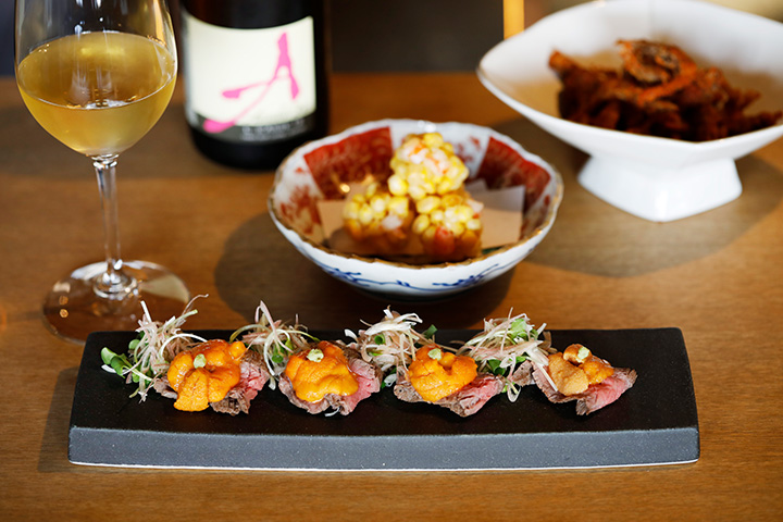 「生海膽烤牛肉」JPY2400「大蝦玉米炒」JPY1200「炸瓦斯蝦」900日圓