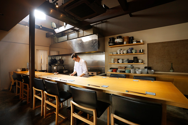 吧台的一角面向廚房，是一張桌子