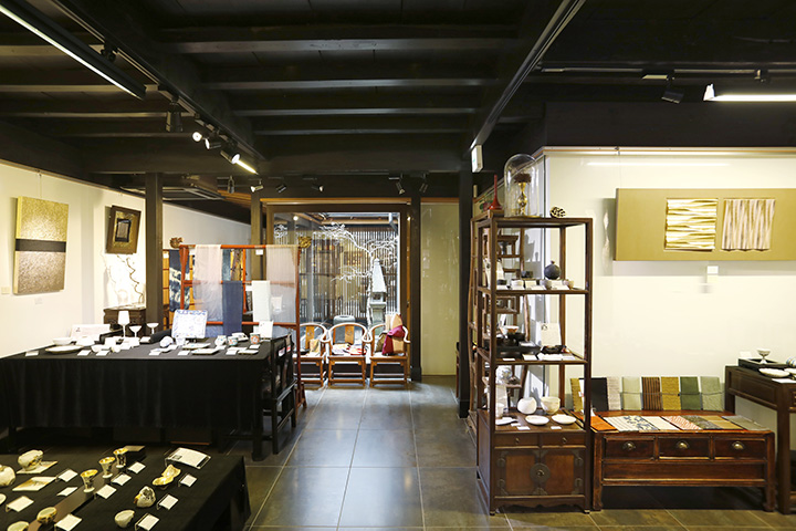 展示追求光芒的箔物體