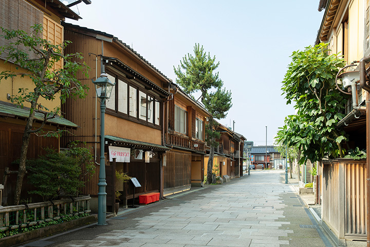 還有一家日式和西式點心店，由整潔而過時的茶館改建而成。