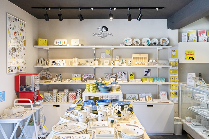 有各種帶有俏皮圖案的小盤子和杯子。 筷子休息扭蛋也是