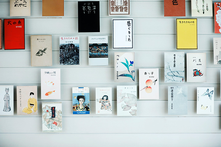 從1918年（大正7年）的《詩集》到1962年（昭和37年）的《情慾》，161件作品一字排開