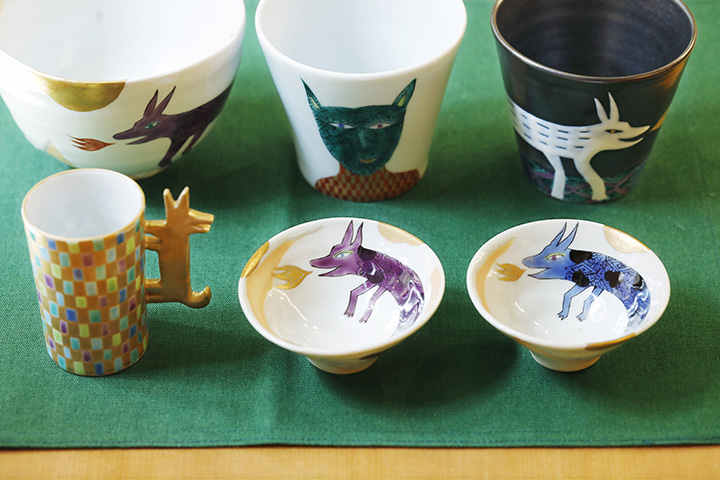 「彩繪約翰杯」JPY13200（右前）、「黑釉白約翰KOP」JPY25300（右後）等。