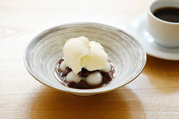 所有午餐均附咖啡。 冷白球 320日圓，上面放著香草冰淇淋