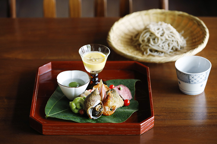 白天套餐JPY4500 JPY7000，晚間套餐JPY9800（不含稅）。 照片是主打的蕎麥麵