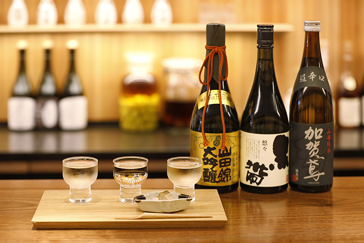 「飲酒比較套裝」JPY1300。 附煙燻石斑魚等小吃
