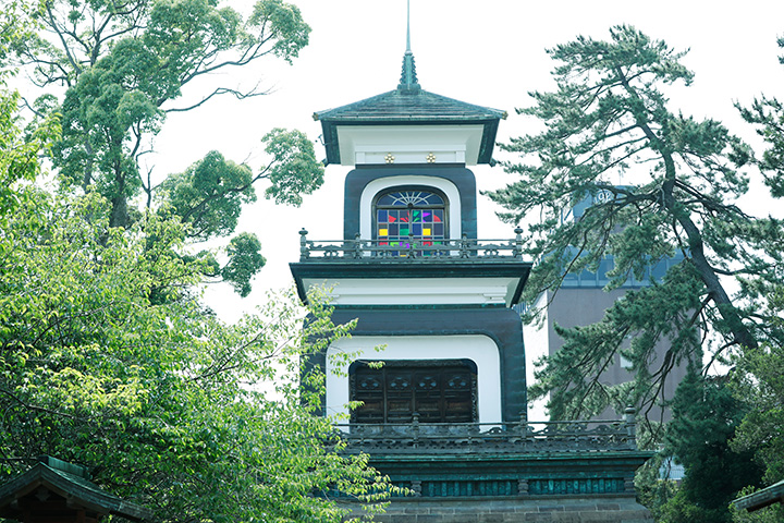 齒輪人閃閃發光的“新門”。 日落時點燈~晚上10點
