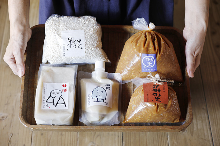 生麴按重量出售，售價為120日元（100克）、杉木桶味噌JPY1000（1公斤）、甘酒750日元（500克）等（不含稅）。