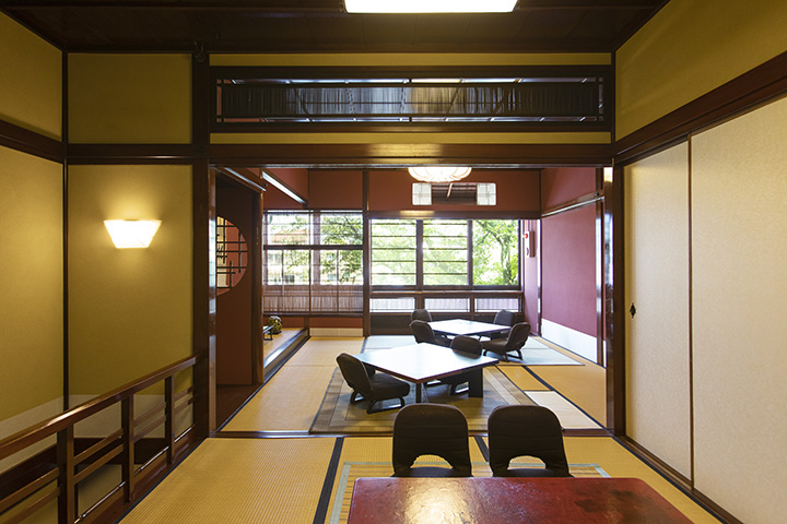 寬敞的榻榻米房間。 在建築物的後面，有一個劍術，是藝伎的排練廳，有時可以聽到笛子和音樂的聲音。