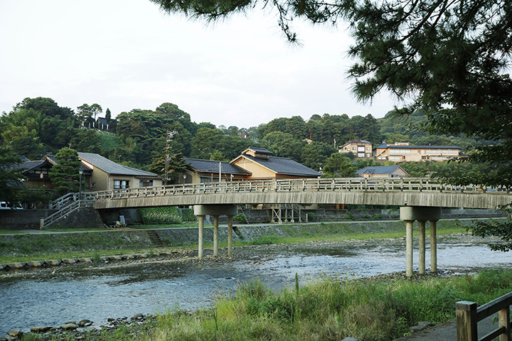 到了晚上，「梅野橋」燈火通明。 「東茶屋街」一側的腳下是「德田秋成紀念館」