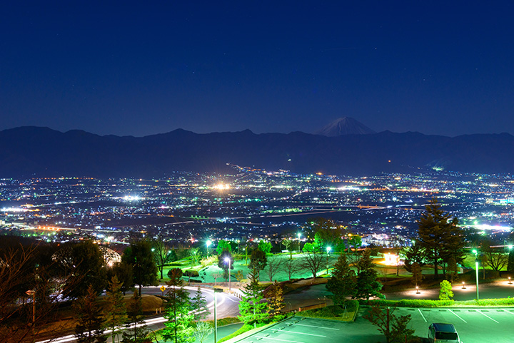 一邊欣賞甲府盆地美麗夜景的晚餐，也是特別的